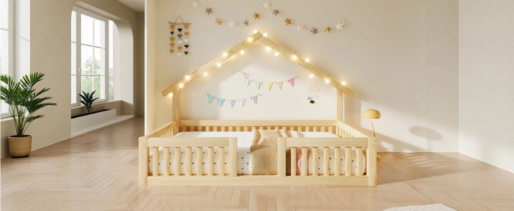 Letto a casetta per bambini 90 × 200 cm con spondine di sicurezza e luce LED, senza materasso, legno naturale