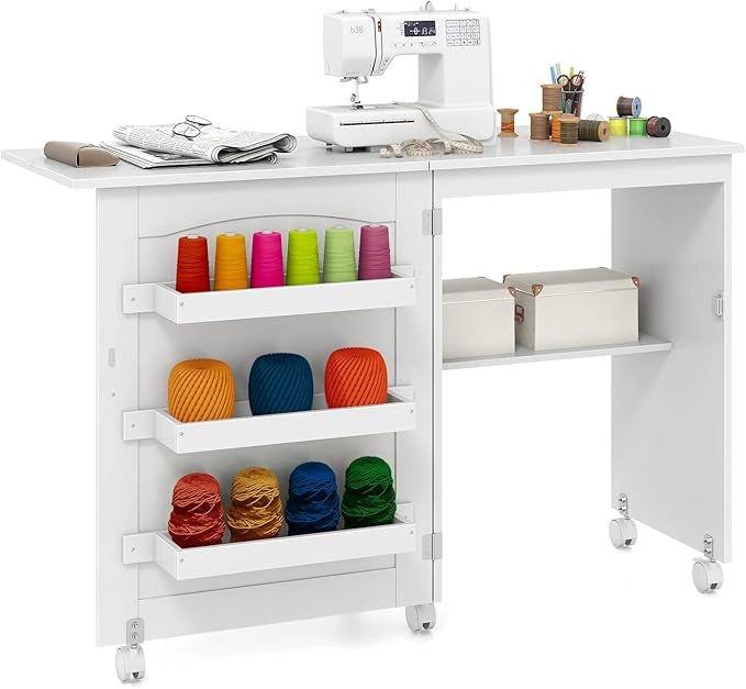 Tavolo da Cucito Pieghevole, Mobile per Macchina da Cucire con Ripiano Portaoggetti, 3 Scomparti Nascosti e Ruote Bloccabili, Mobile Multiuso per Piccoli Spazi (Bianco, 118,5 x 40 x 79,5 cm)