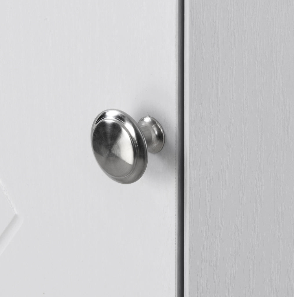 Mobile angolare da bagno triangolare con vani aperti e ripiano regolabile; bianco
