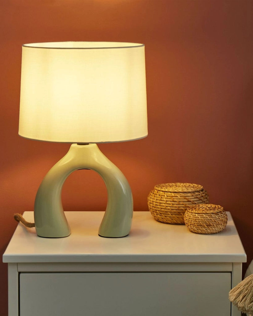 Lampada da tavolo in ceramica verde con paralume a tamburo in lino base minimalista design stile contemporaneo