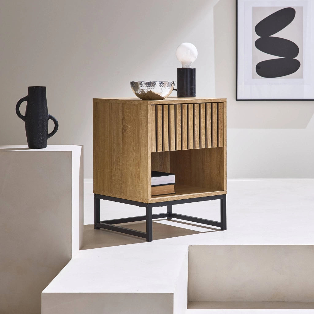 Comodino contemporaneo effetto legno scanalato con 1 cassetto, marrone