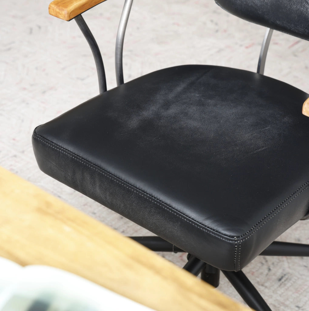Sedia da ufficio girevole 360° in pelle e metallo con ruote silenziose; nera