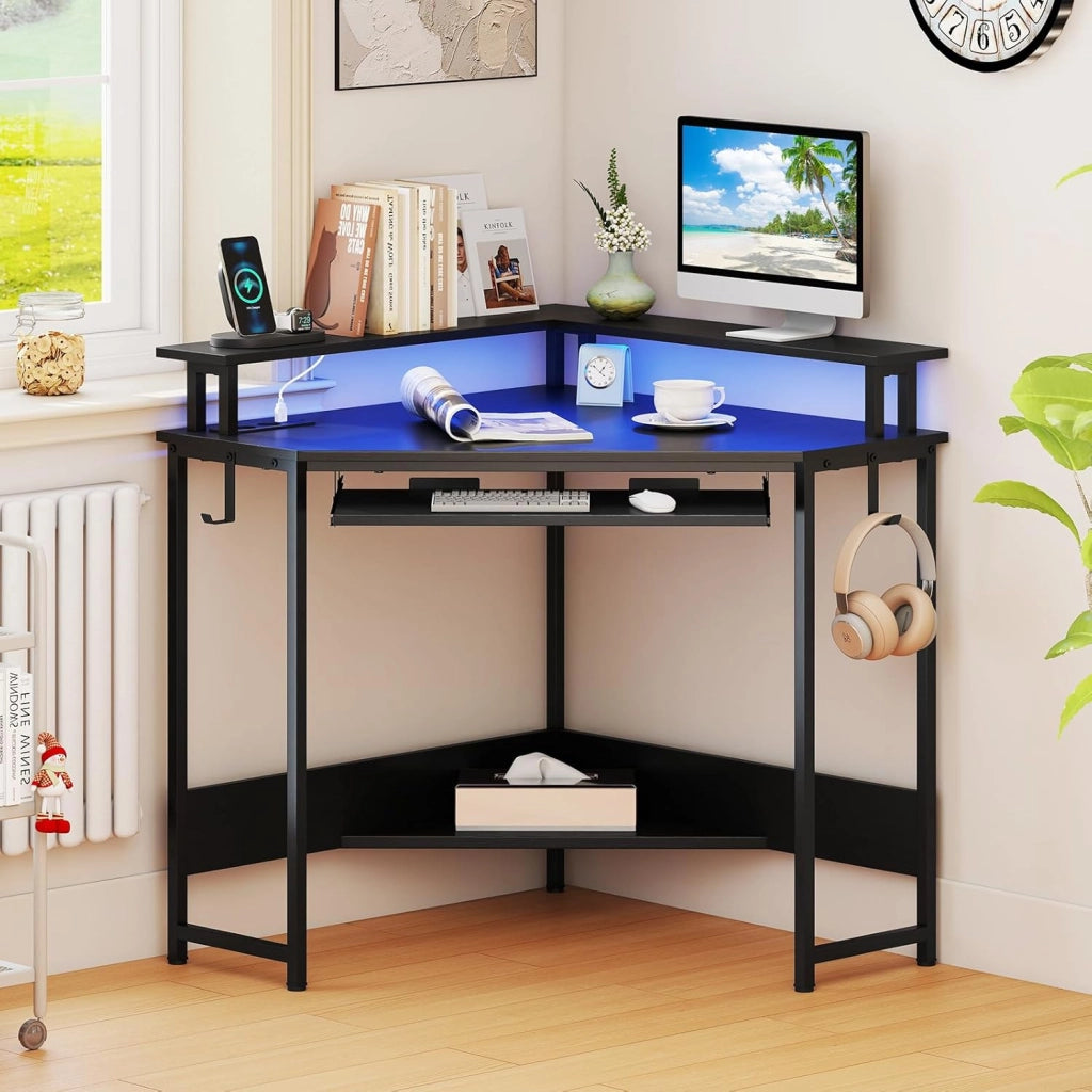 Scrivania per Computer, Scrivania Gaming Triangolare con Stazione di Ricarica, LED, Vassoio per Tastiera e Supporto per Monitor, 80 x 80 x 88 cm, Desk Salvaspazio con Ganci e Scaffale (Nero)