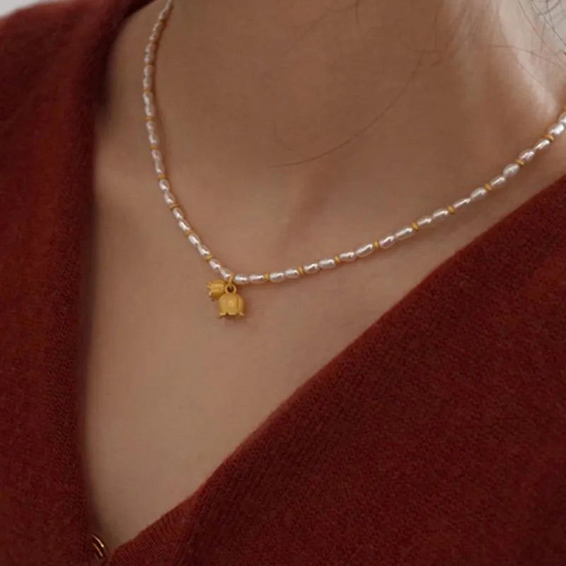 Collana fatta a mano con orchidea dorata e perle, regalo di Natale o di compleanno.