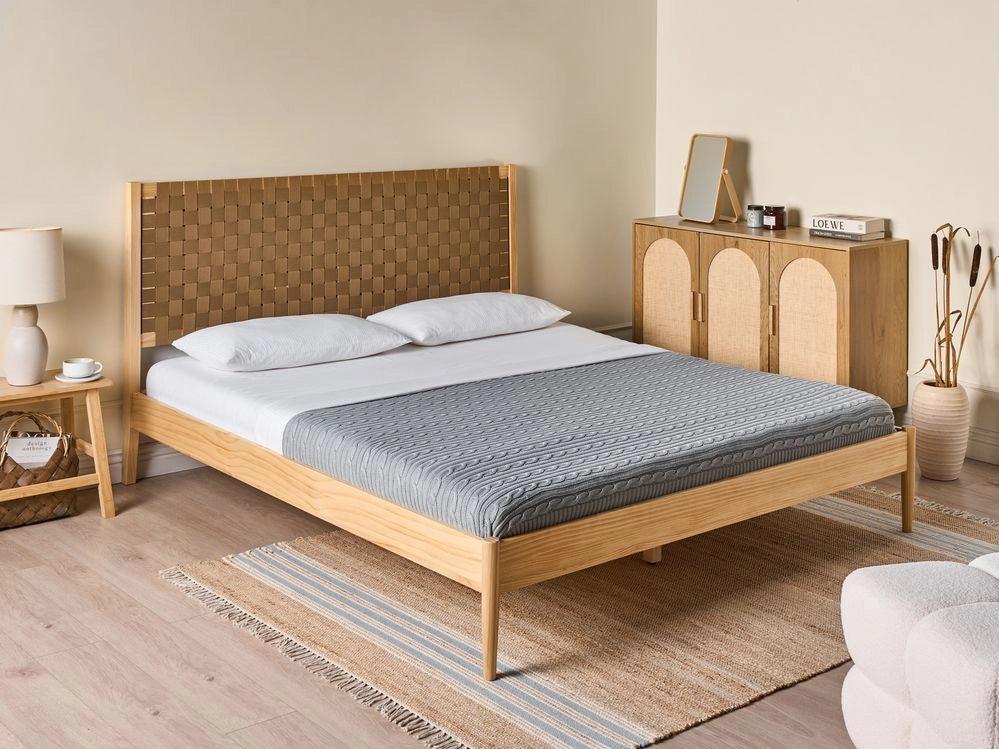 Letto minimalista con rete a doghe e testiera imbottita in legno di pino marrone chiaro 160 x 200 cm con base a doghe