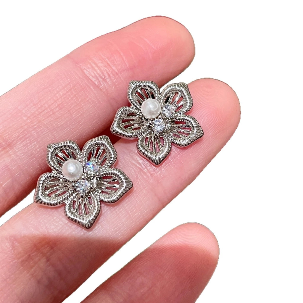 Delicati orecchini a fiore traforati con perle e zirconi, morbidi e delicati orecchini a fiore traforati