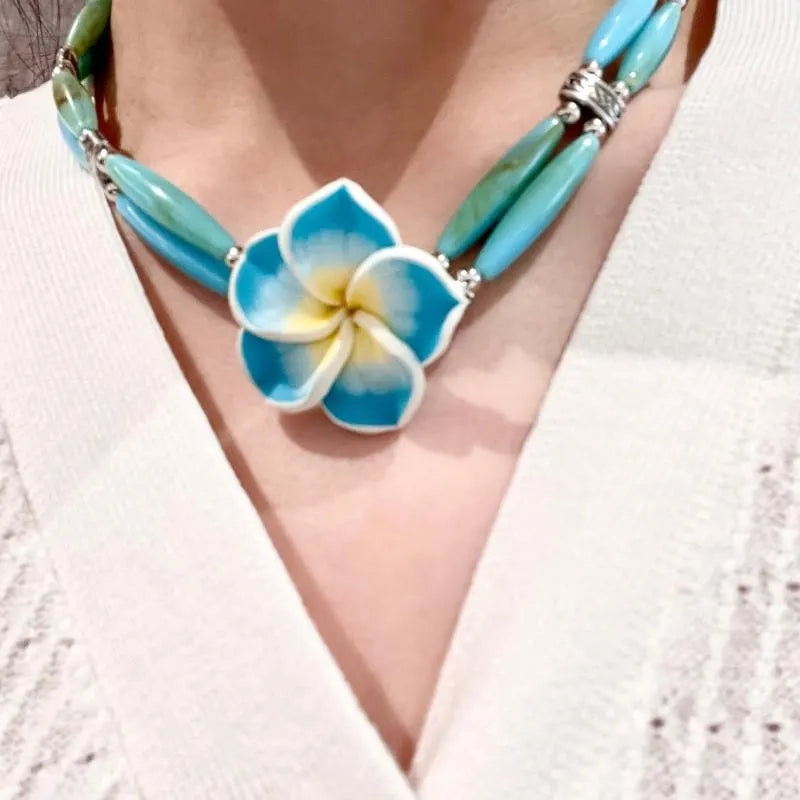 Collana fatta a mano con perline di cristallo e frangipani blu, regalo di Natale o compleanno.