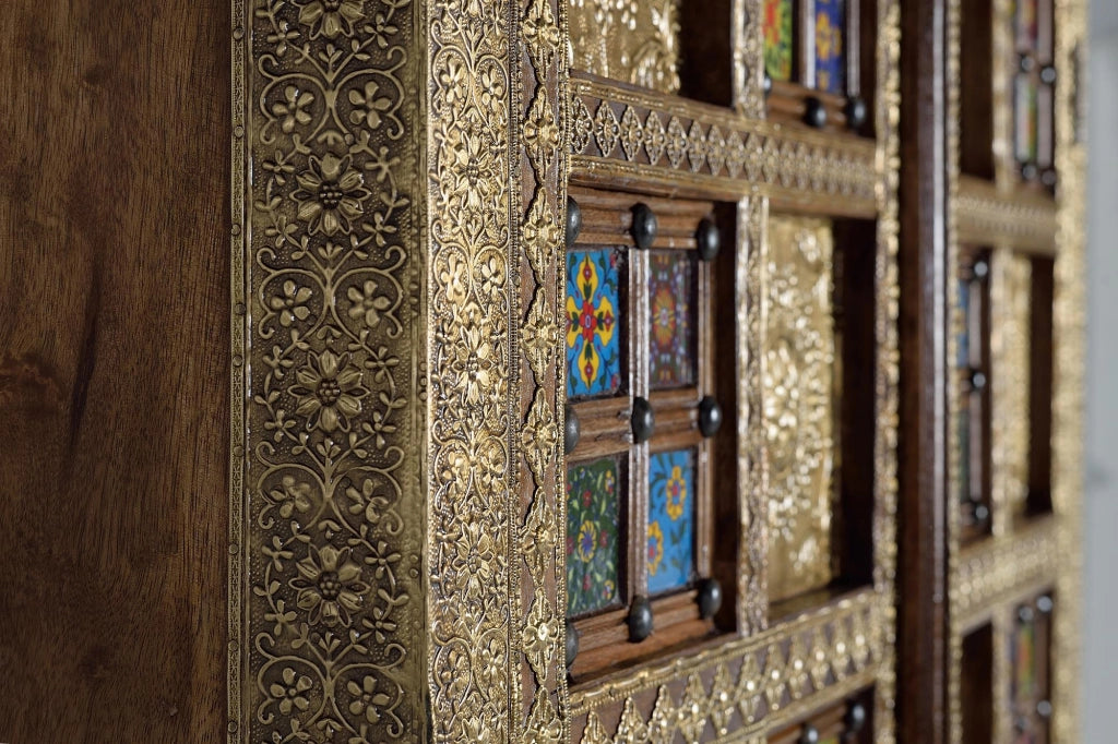 Armadio in massello di acacia intarsiato con maiolica e bronzo 