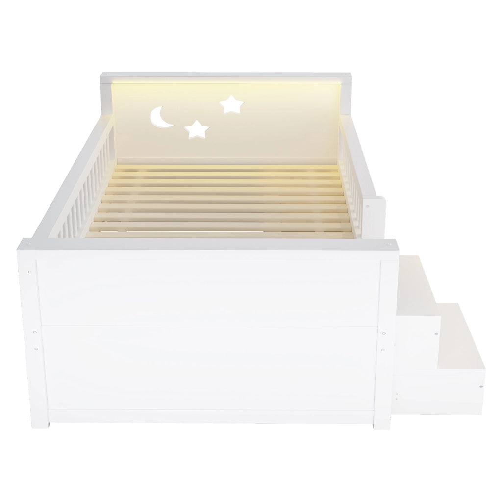 Letto singolo per bambini 90x200 cm con 4 cassetti; testiera stelle e luna; gradino; sponda e LED; legno bianco