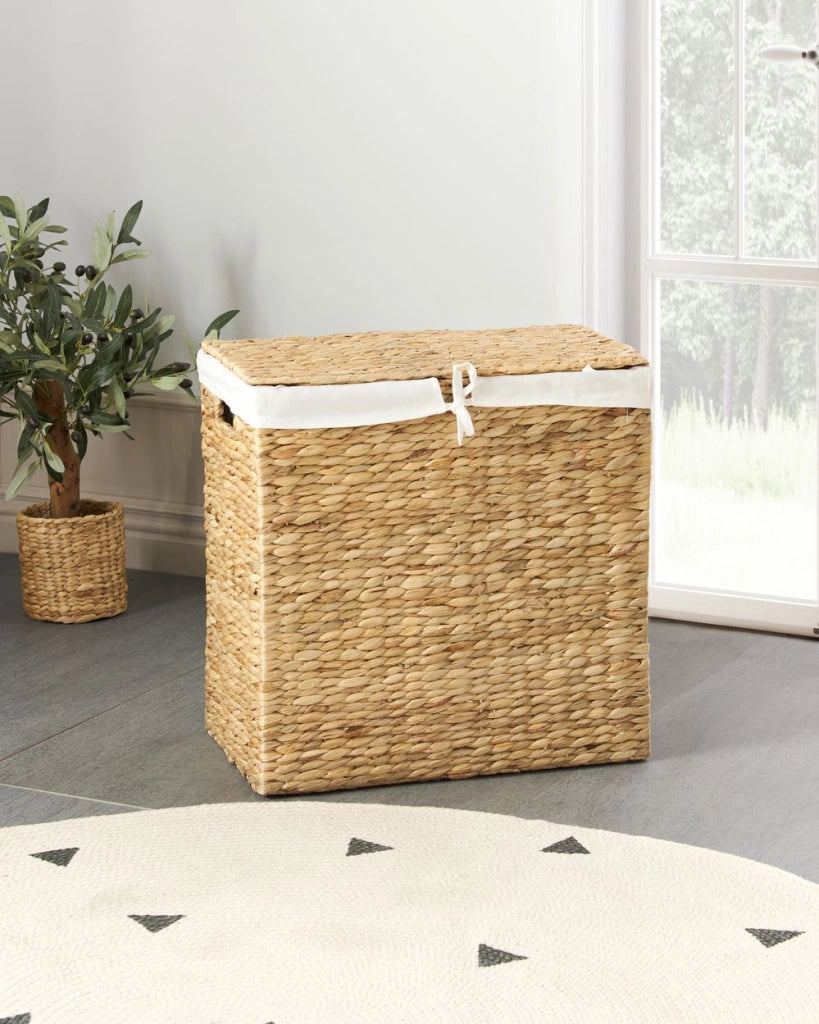 Cesto per la biancheria in giacinto d'acqua con 2 scomparti e coperchio in legno chiaro stile boho lavanderia