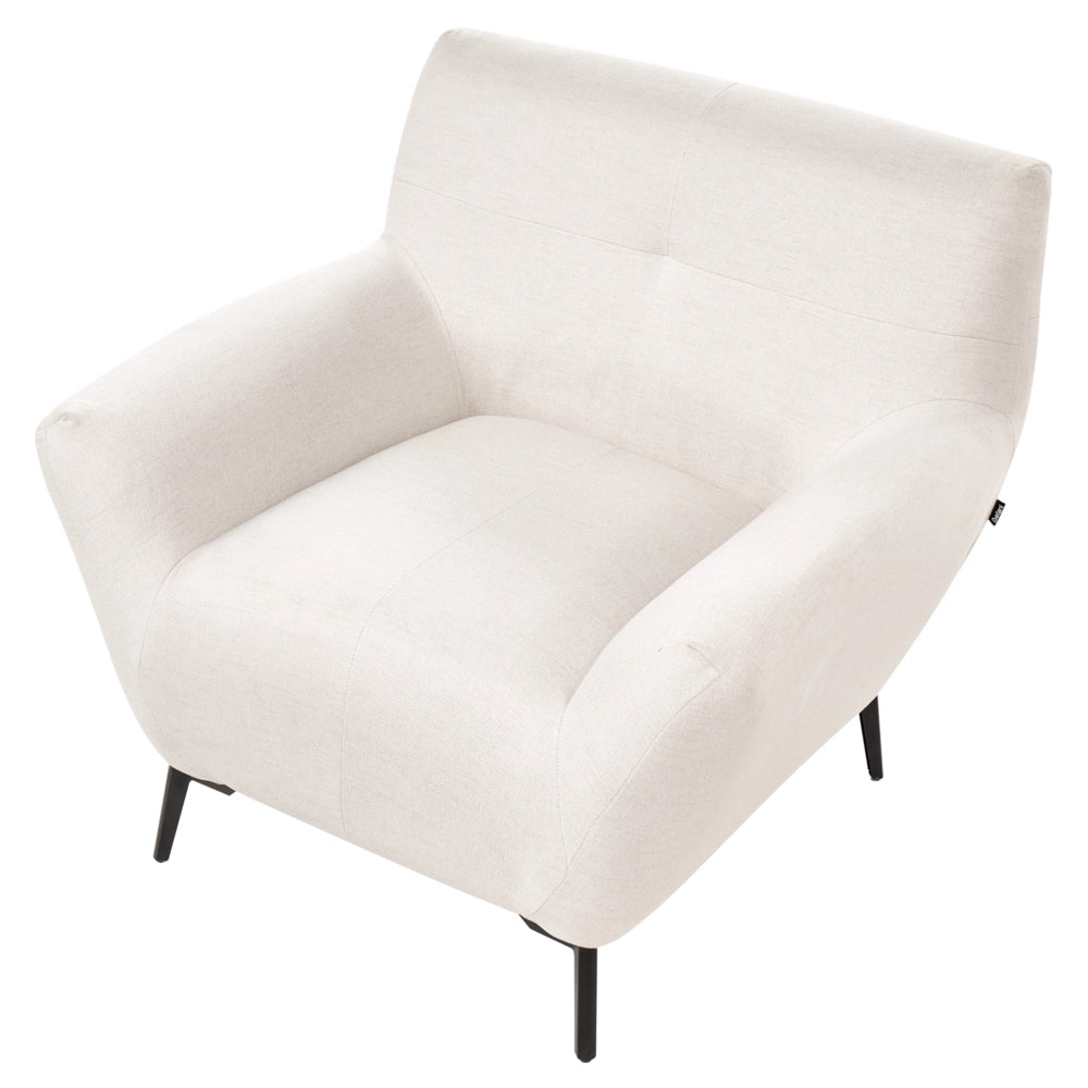 Poltrona in tessuto bianco sporco con braccioli, trapuntatura decorativa e gambe in metallo nero; angolo lettura moderno per il soggiorno