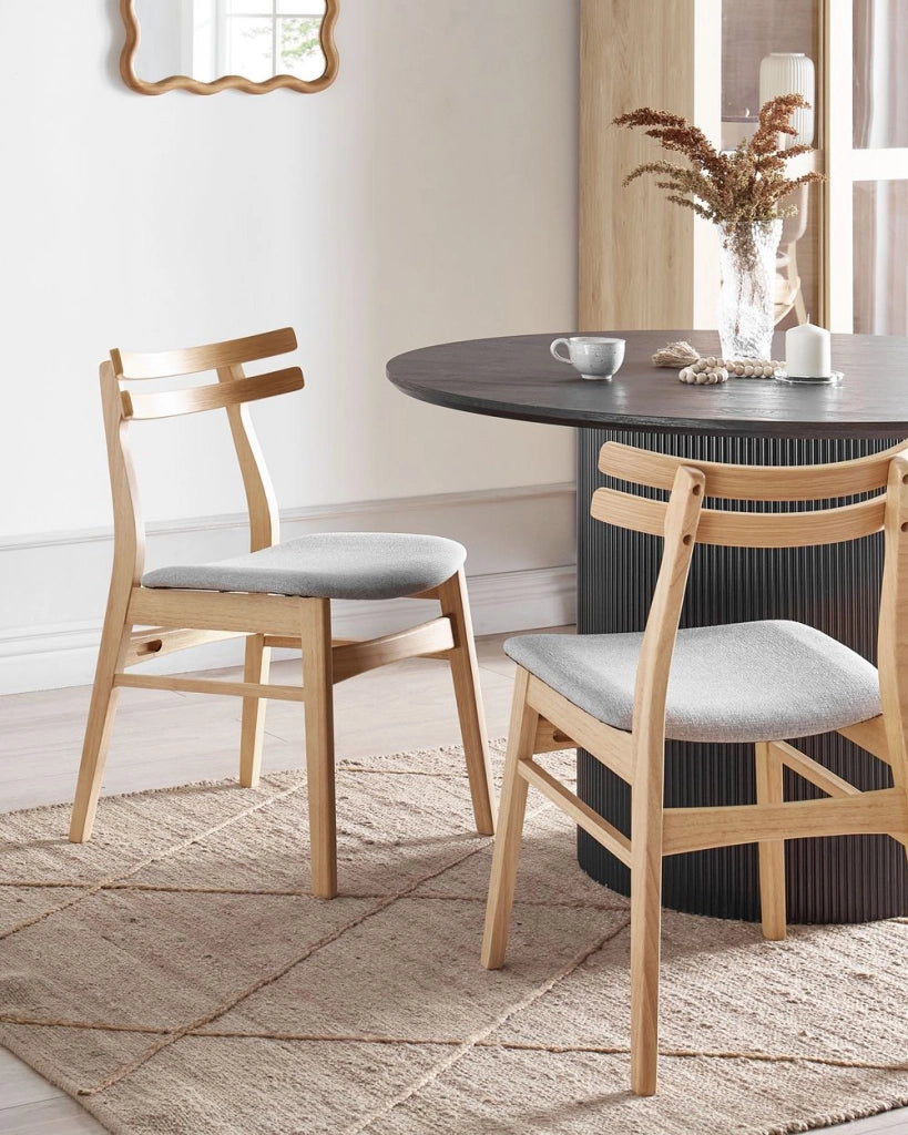 Set di 2 sedie da pranzo in tessuto beige e struttura in legno massiccio chiaro retrò senza braccioli con seduta