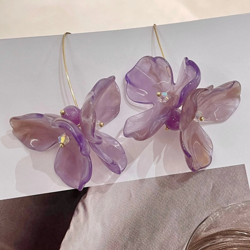 Squisiti e unici orecchini tridimensionali a forma di fiore viola per donna, nuovo modello 2026, lussuosi e sofisticati, perfetti per un look da vacanza.