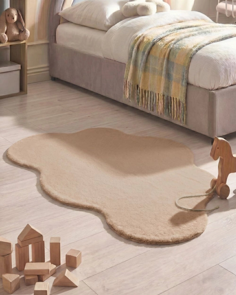 Tappeto Irregolare Beige in Finta Pelliccia 80 x 120 cm a Pelo Lungo per Soggiorno con Retro in Poliestere Stile Moderno