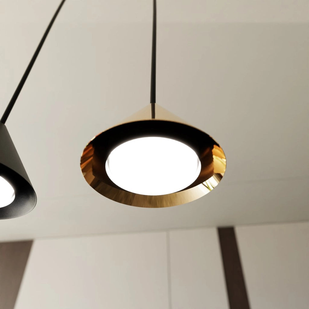 Lampada a sospensione ELIT con diffusori conici oro e struttura nera