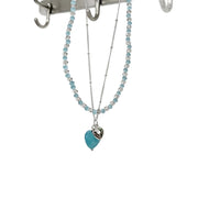 Collana girocollo a doppio strato con perline a forma di cuore blu, design unico.