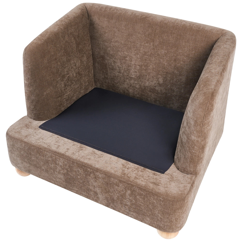 Poltrona marrone rivestita in ciniglia con gambe rotonde in legno e braccioli per soggiorno, angolo lettura, stile moderno minimalista