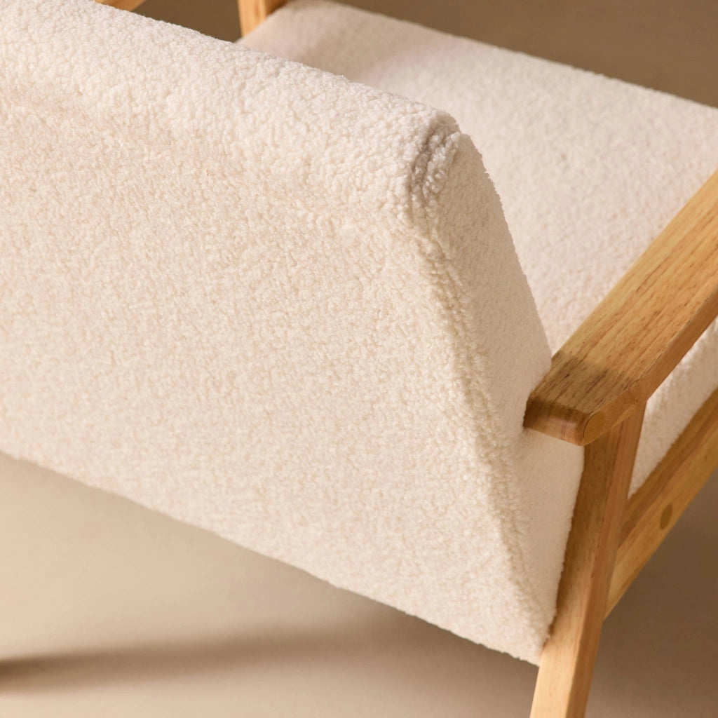 Poltrona scandinava in legno e tessuto bouclé, crema