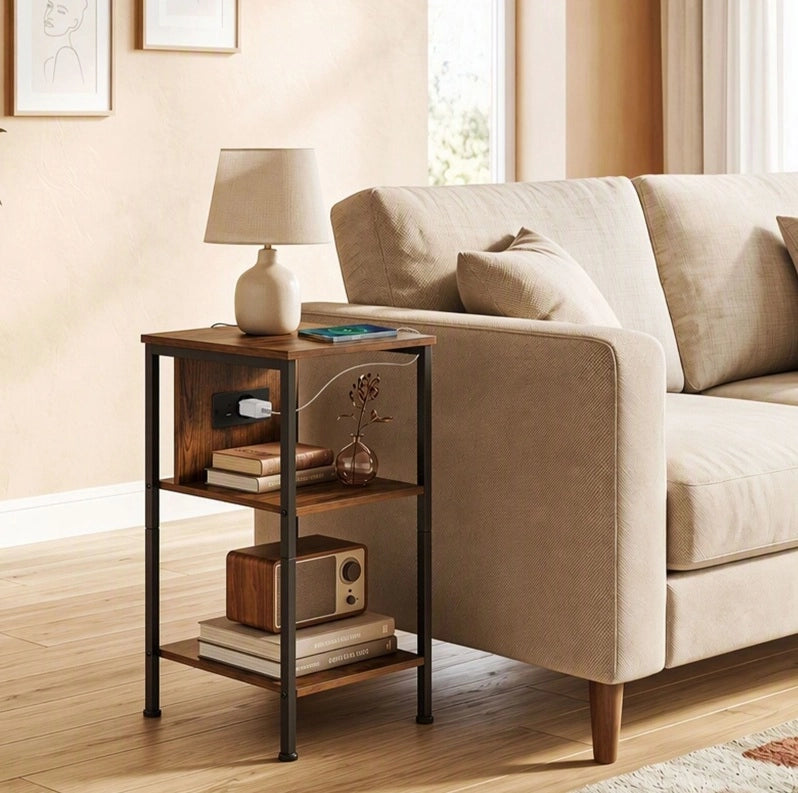 Tavolino laterale ULEVR 34x30x58 cm con presa, USB e Type-C, 2 ripiani aperti, marrone rustico