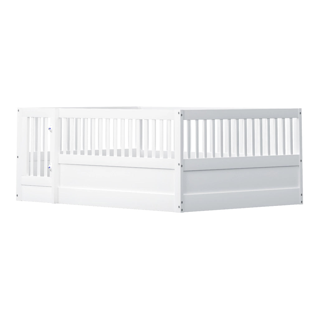 Letto a pavimento per bambini 140 × 200 cm con barriera e porta apribile in legno bianco