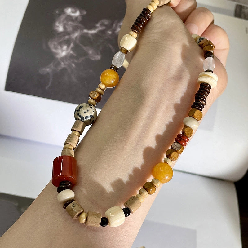 Collana composta da perline di pietra naturale e legno, collana asimmetrica di perline colorate