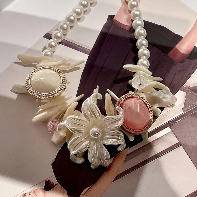 Collana di perle a forma di fiore in conchiglia, realizzata a mano: design naturale e irregolare