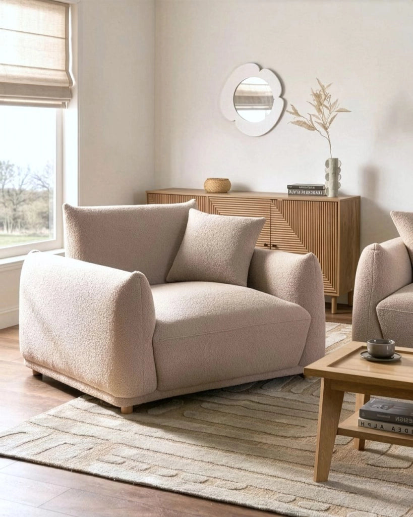 Poltrona beige in bouclé con rivestimento in tessuto e gambe in legno massello, per il soggiorno, con braccioli, in stile moderno