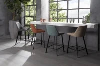E-STYLO Sgabello da cucina in tessuto beige con gambe nere, imbottito con poggiapiedi, 50cm X 44cm H. 94cm.