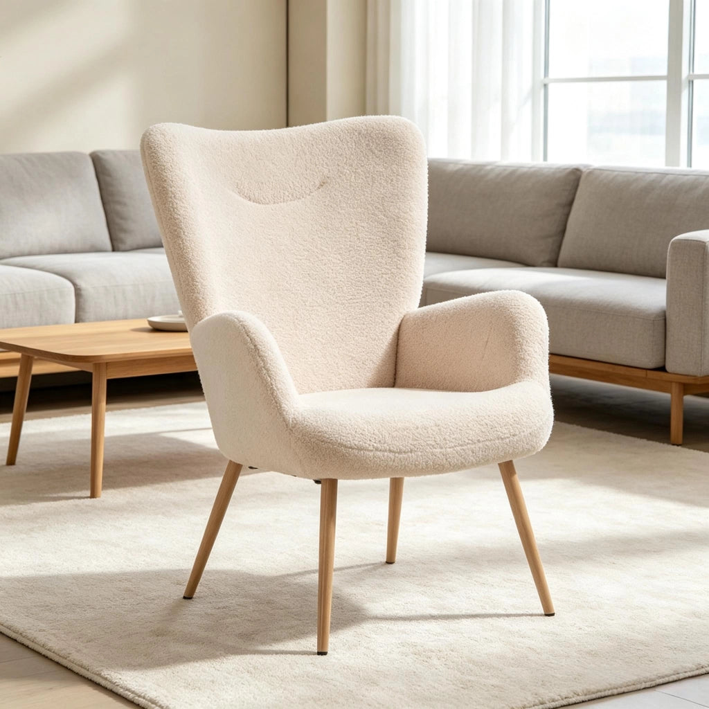 Poltrona lounge moderna beige con schienale curvo, braccioli integrati e struttura in acciaio