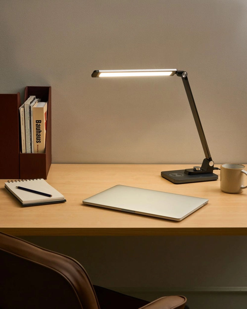 Lampada da scrivania moderna per ufficio domestico 3 modalità di temperatura Dimmer continuo Caricatore wireless Alluminio Materiale sintetico Nero