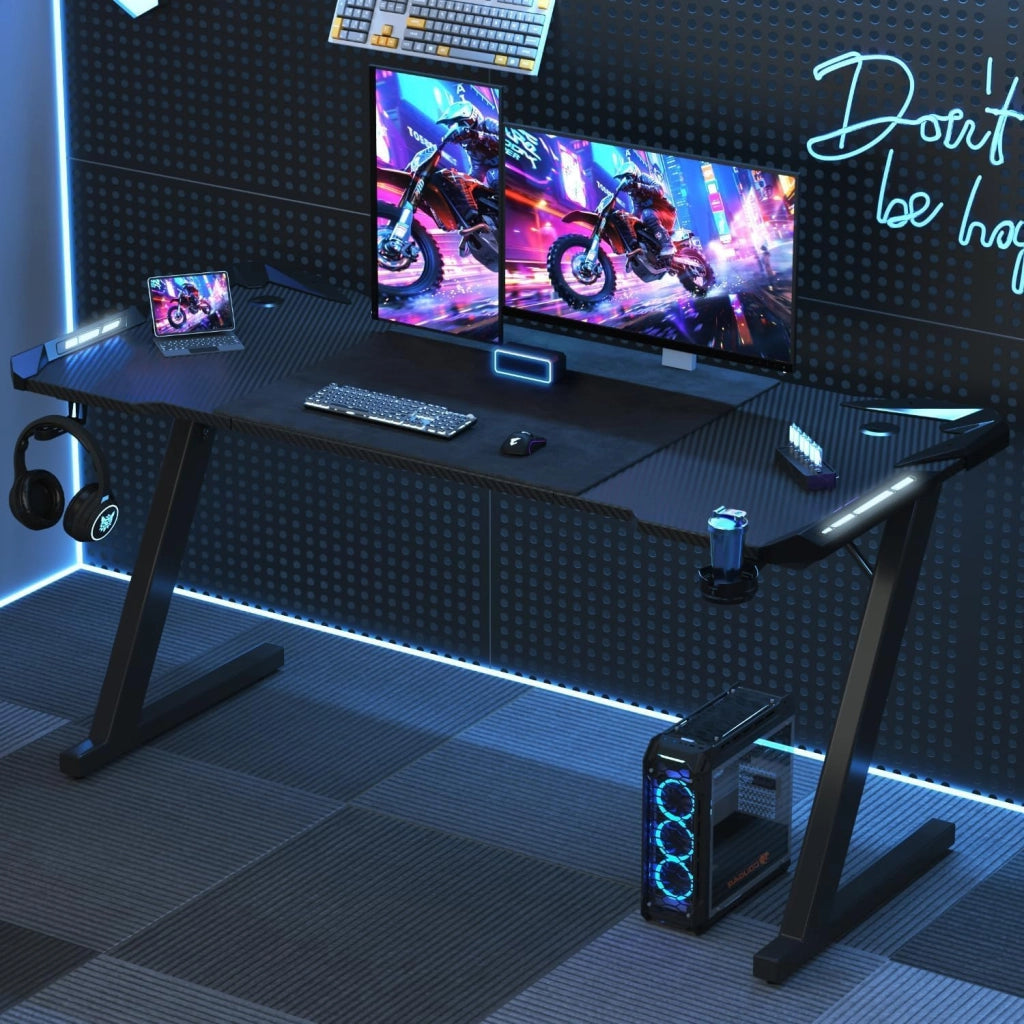 140 x 60cm Scrivania Gaming LED, Tavolo Gaming Ergonomica, Scrivania per Computer con Porta Bicchiere e Ganci per Cuffie, Postazione con Piano del Tavolo in Fibra di Carbonio, Nero