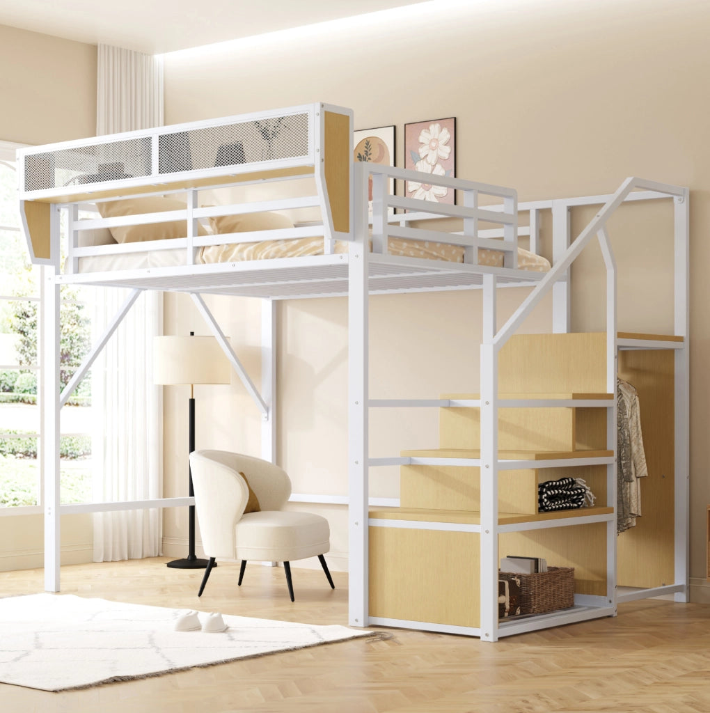 Letto a soppalco 140x200 cm in metallo con scala di sicurezza e ripiano flessibile; bianco