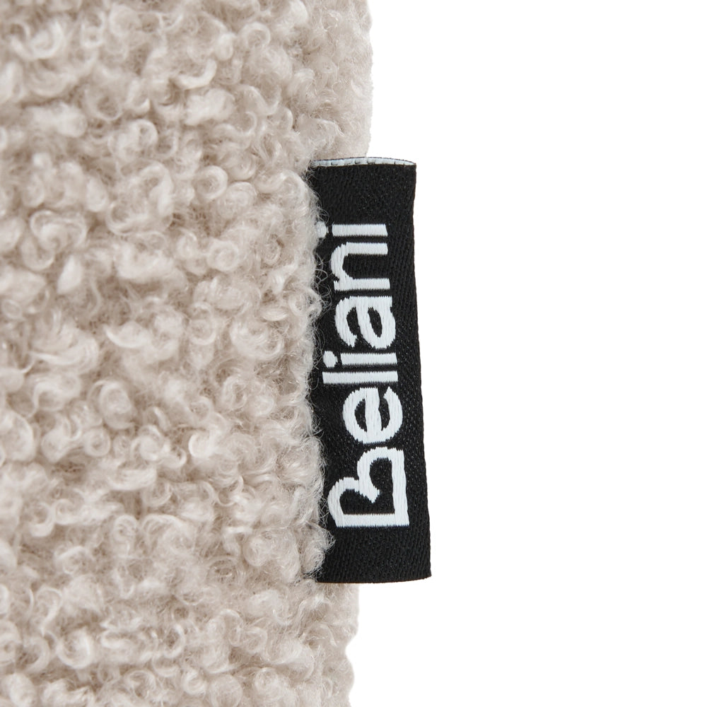 Poltrona imbottita in bouclè con braccioli stile moderno beige