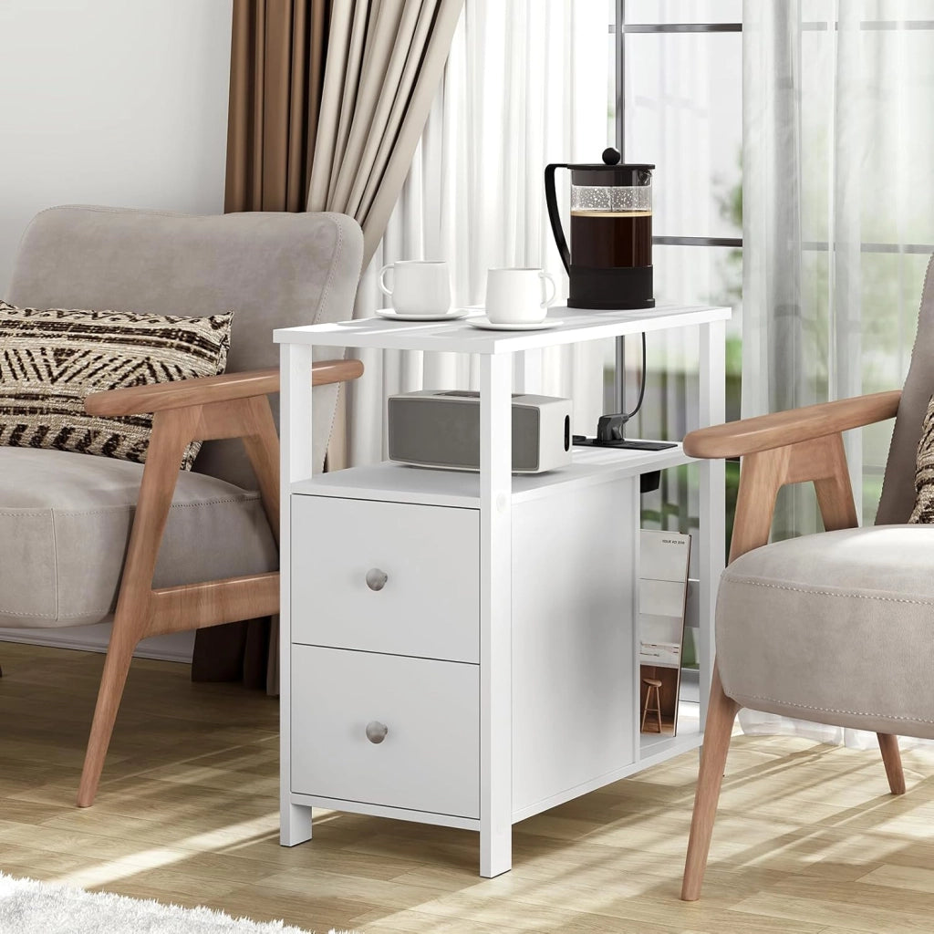 Tavolino Stretto con Stazione di Ricarica per Divano, Comodino con 2 Cassetti 2 Ripiani 1 Scomparto, per Soggiorno, Camera da Letto, 60x60x30 cm, Bianco