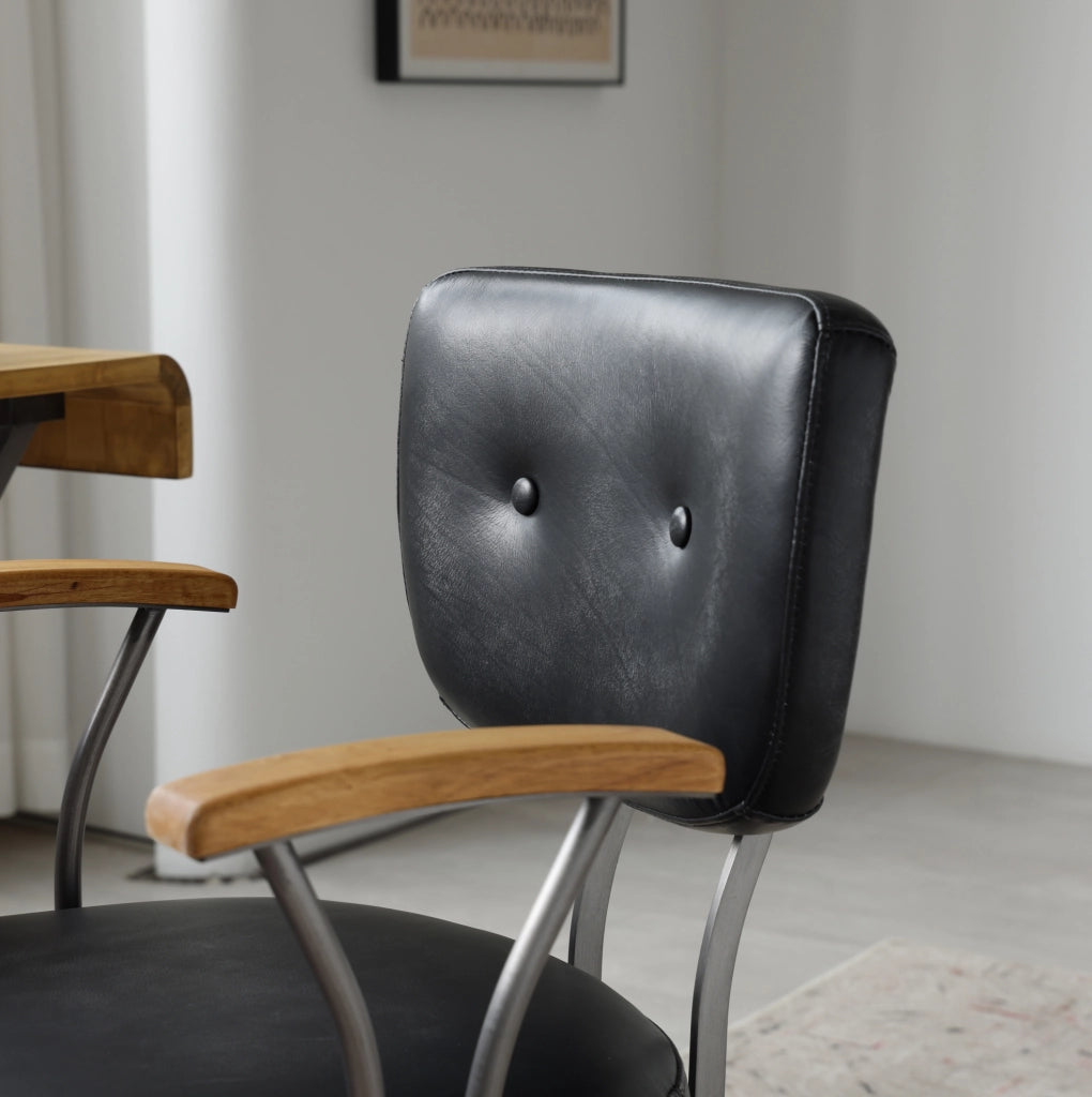 Sedia da ufficio in pelle nera girevole con ruote