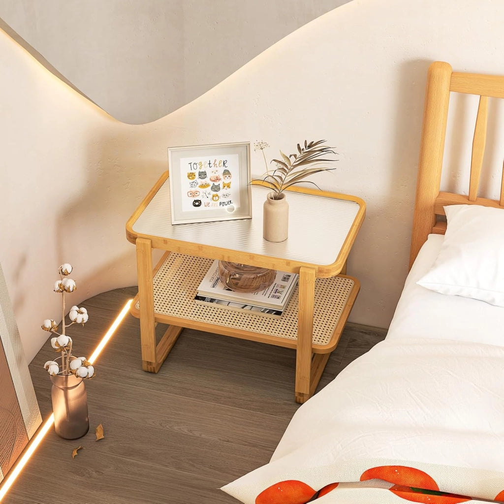 Tavolino ausiliario a 2 livelli, tavolo rettangolare laterale con piano in vetro e ripiano in rattan, comodino con cornice in bambù, per camera da letto e soggiorno, naturale