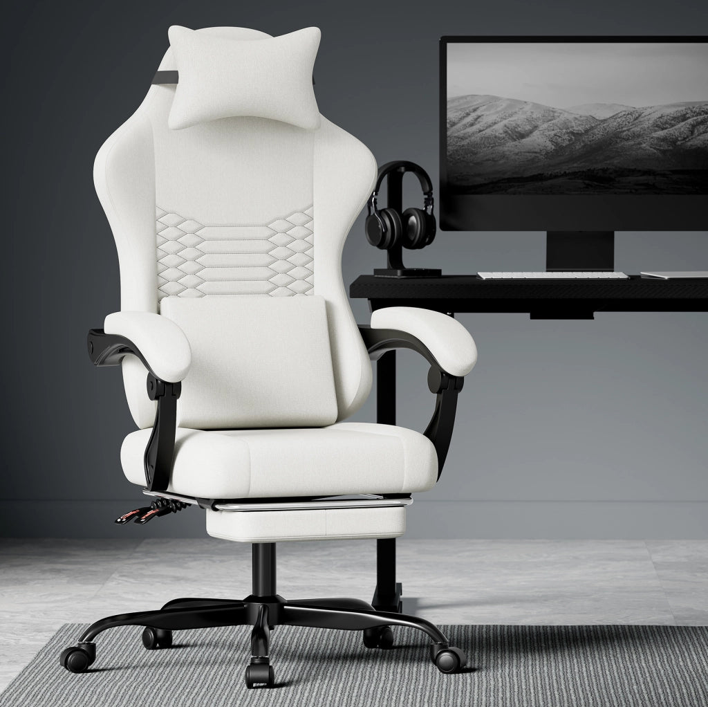 Sedia gaming ergonomica in tessuto bianco con poggiapiedi; braccioli sincronizzati e schienale reclinabile