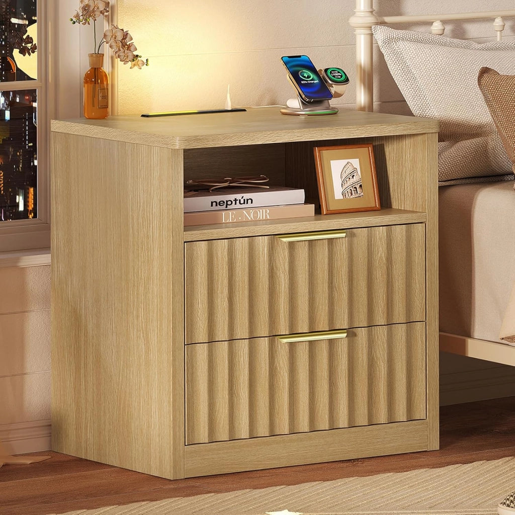 Tavolino da Letto Scanalato, Comodino con Prese USB e Tipo C, Illuminazione LED, 2 Cassetti e Scomparto Aperto, per Camera da Letto e Soggiorno, Legno Naturale