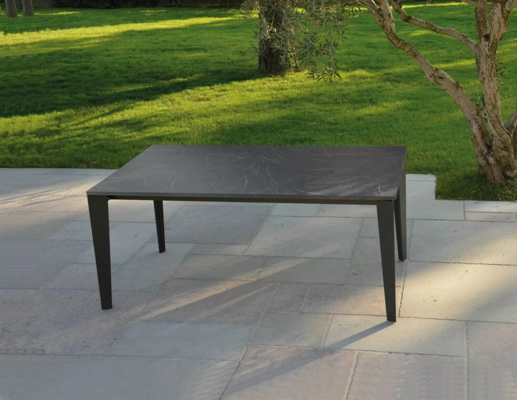 Tavolo allungabile piano nobilitato finitura marmo misura l.160 p.90 h.78(aperto 260cm)