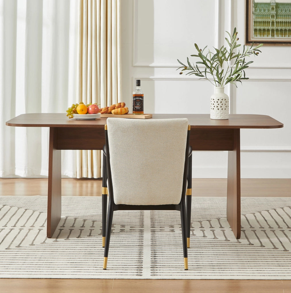 Set di 2 sedie da pranzo con braccioli; tessuto beige; struttura nera con dettagli dorati