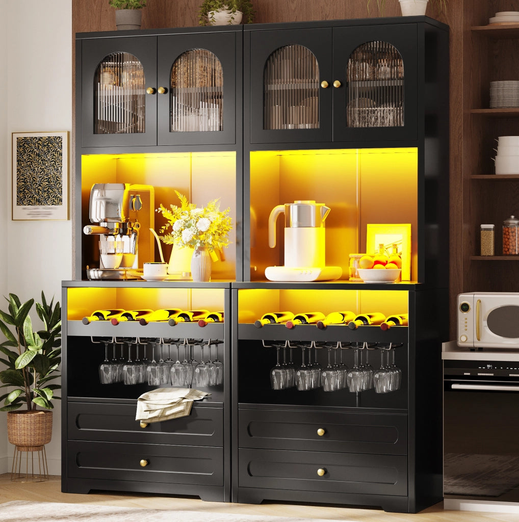 Credenza alta nera con LED smart, portabottiglie e USB