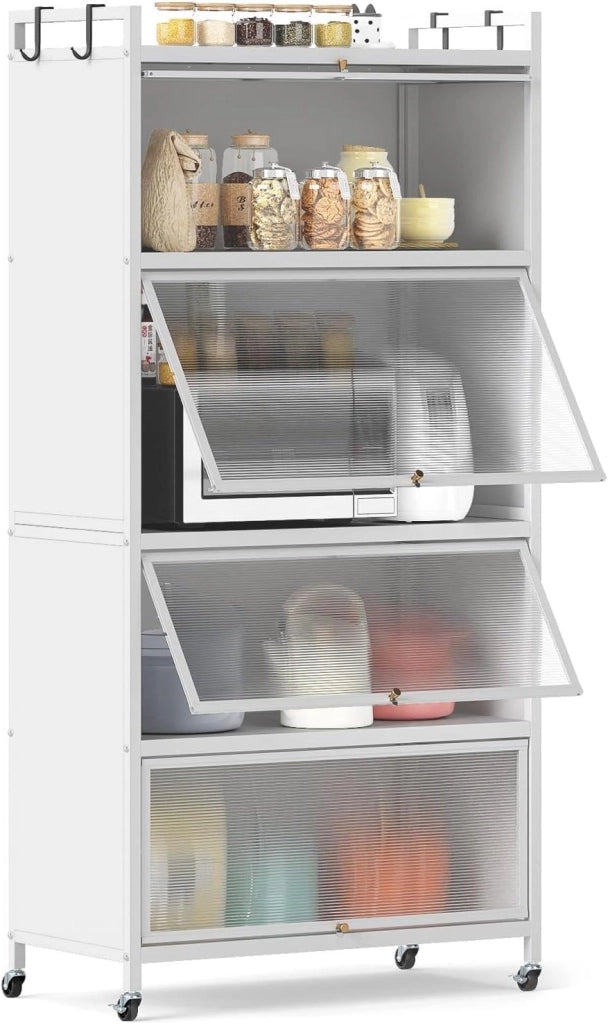 Armadio da Cucina a 5 Ripiani, Mobile Dispensa Cucina con Ruote Girevoli, 4 Porte PC a Ribalta e 4 Ganci, Mensola Microonde in Metallo per Soggiorno, Cucina, Sala da Pranzo (Bianco)