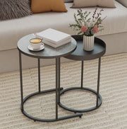 Set di 2 tavolini impilabili con design vassoio e struttura in metallo grigio