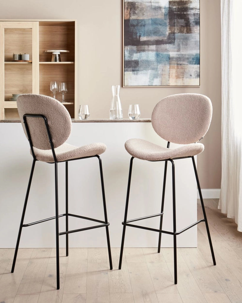Set di 2 sedie da bar Beige chiaro senza braccioli Gambe in ferro nero Boucle Design contemporaneo retrò Sedute per la sala da pranzo