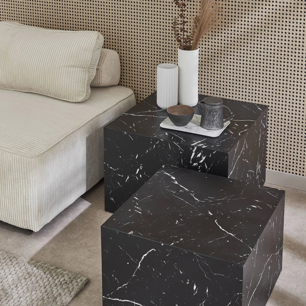 Set di 2 tavolini quadrati con effetto marmo, nero