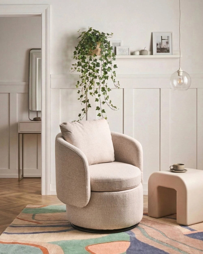Poltrona in tessuto beige base girevole a 360° con vano portaoggetti cuscino decorativo stile retrò salotto angolo lettura