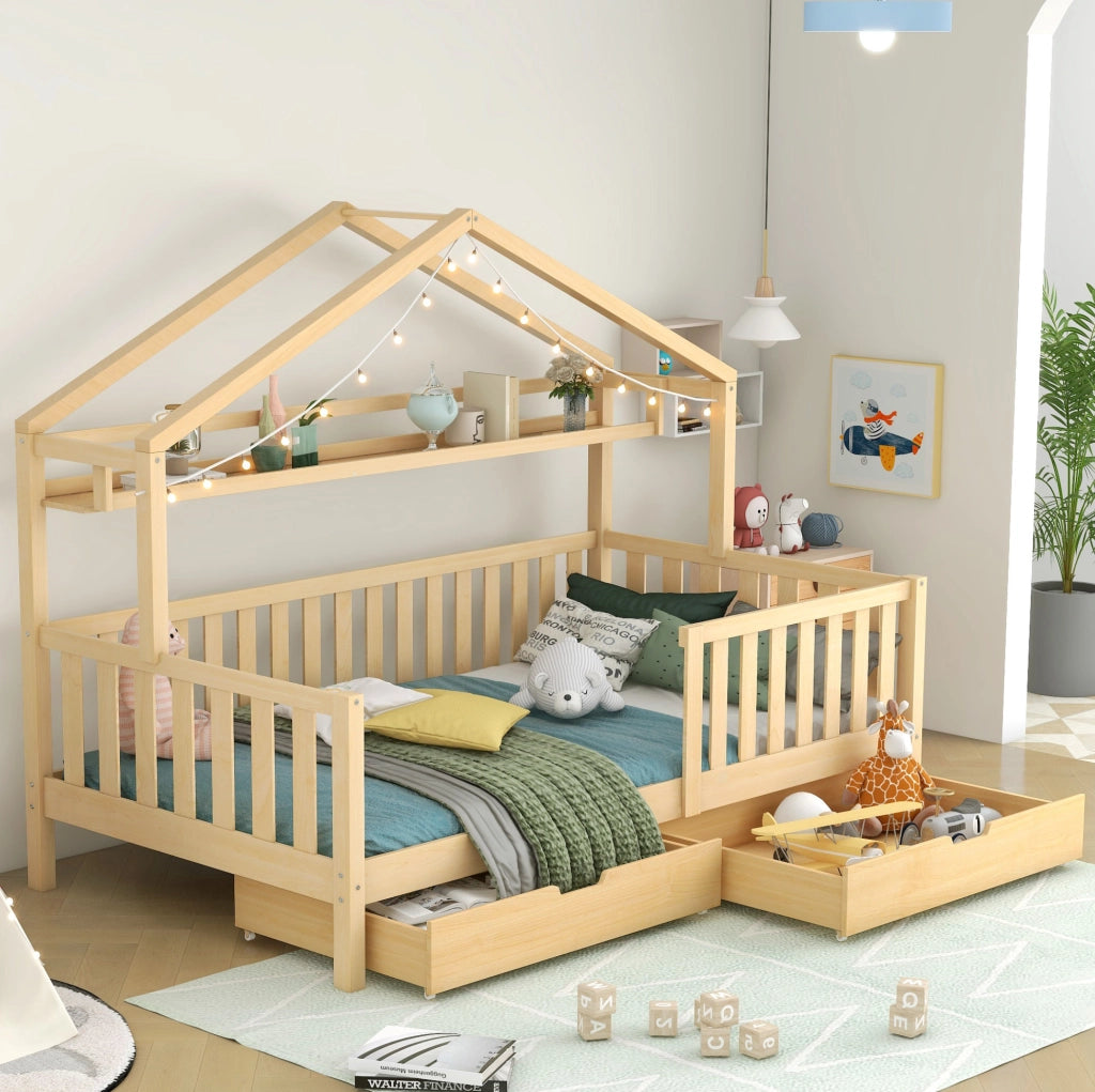 Lettino a casetta per bambini con 2 cassetti e scaffale; 90x200 cm; legno naturale