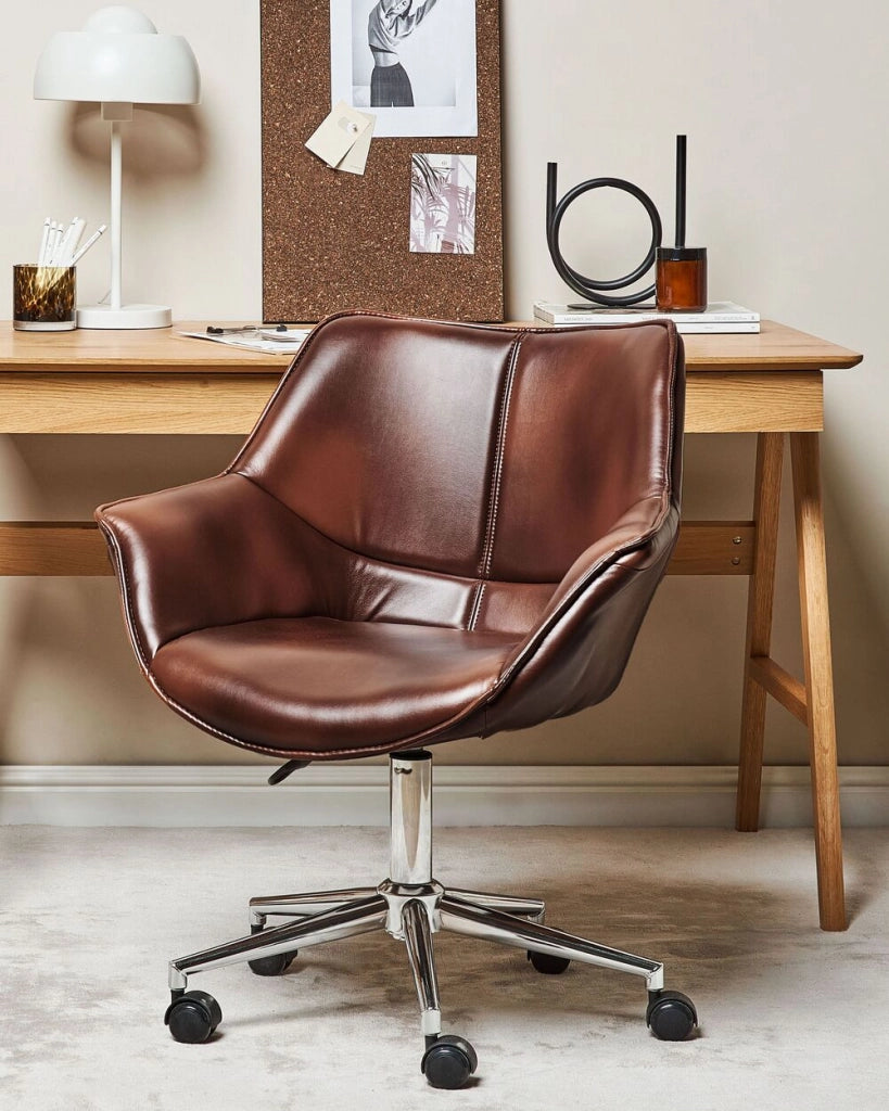 Sedia da ufficio in ecopelle marrone scuro girevole altezza regolabile stile moderno home office