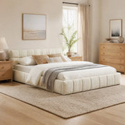 Letto matrimoniale 140x200 cm in chenille beige; con struttura in legno di eucalipto e ferro