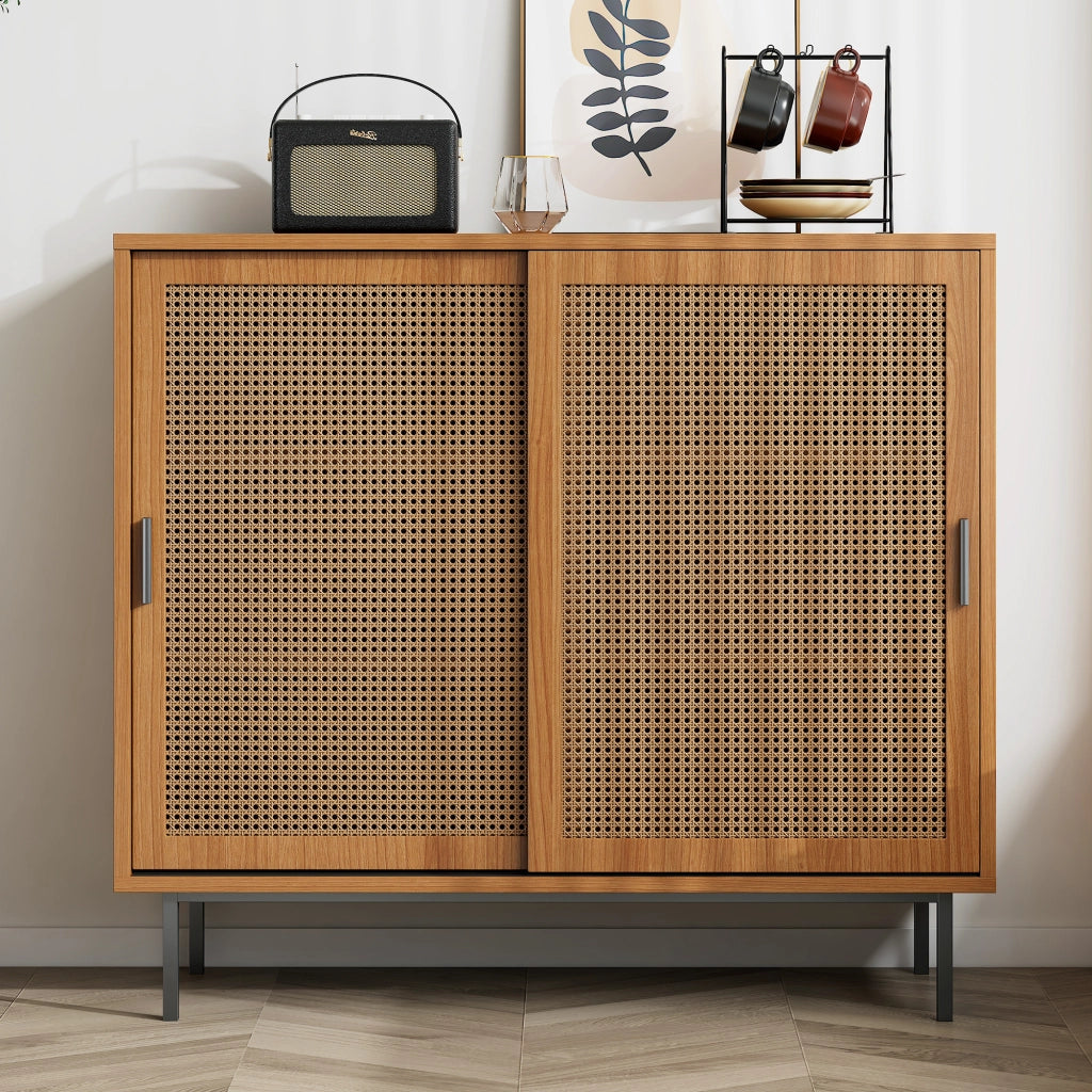 Credenza e Madia con 2 Ante Scorrevoli in Rattan e 3 Ripiani Regolabili; Stile Country; in Pannello Truciolare; 100??37??90 cm; Noce